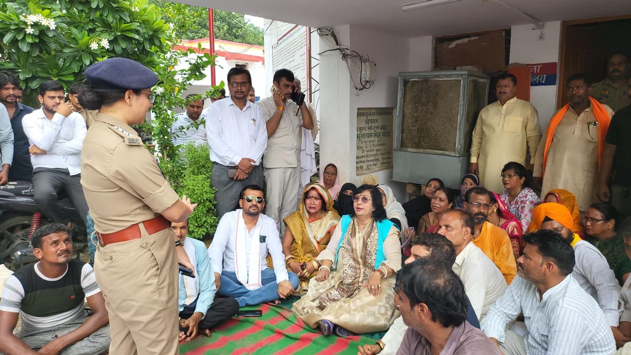When a case was filed against the workers, the state minister sat on a dharna in the police station