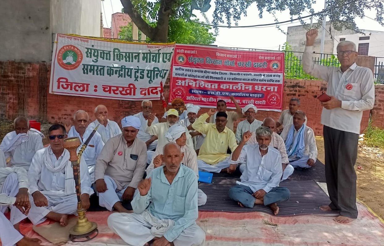 Dissatisfied with the CM's talks, a faction of the United Kisan Morcha started a sit-in