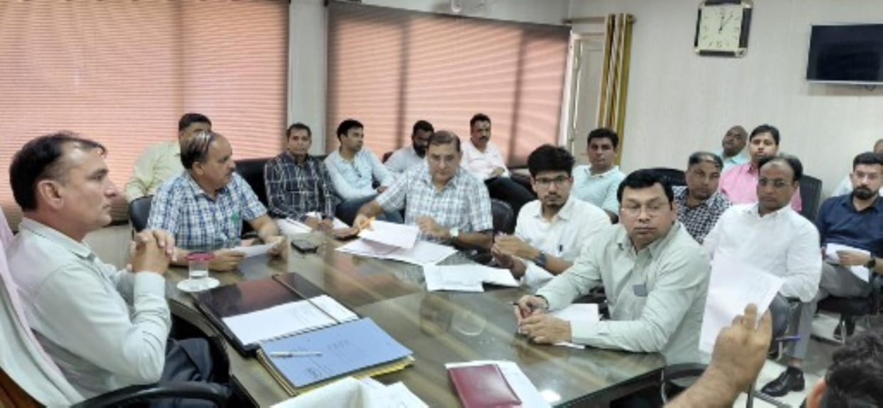 Sellers should not give other products along with fertilizer to farmers: Joint Director