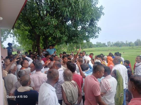 Three kanungos and two lekhpals who went to measure the Chak were kept hostage for five hours