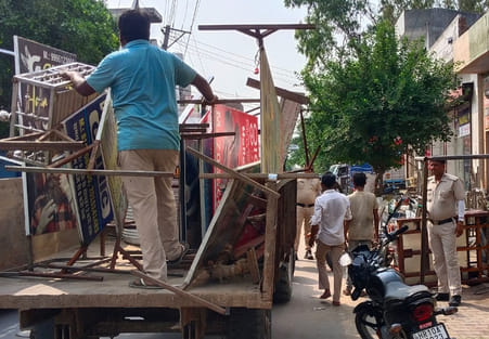 Municipality and traffic police launched a campaign to remove encroachment