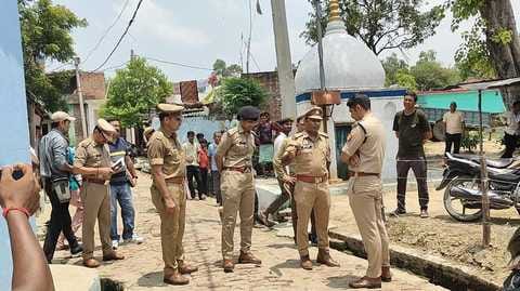 The miscreants looted the house after taking it hostage, left the homeowner outside the village