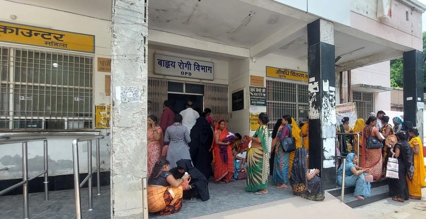 There is no bench, pregnant women wait sitting on the floor