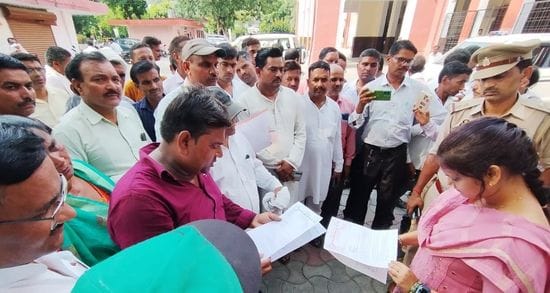 Shikshamitras took out a procession, demanding increase in honorarium