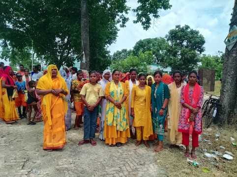A group of 51 women kanwariyas left for Gola
