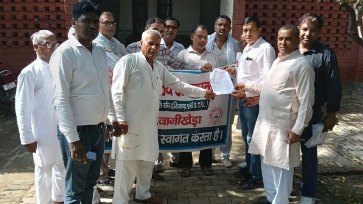 Teachers submitted a memorandum to the Executive BEO in protest against non-academic activities