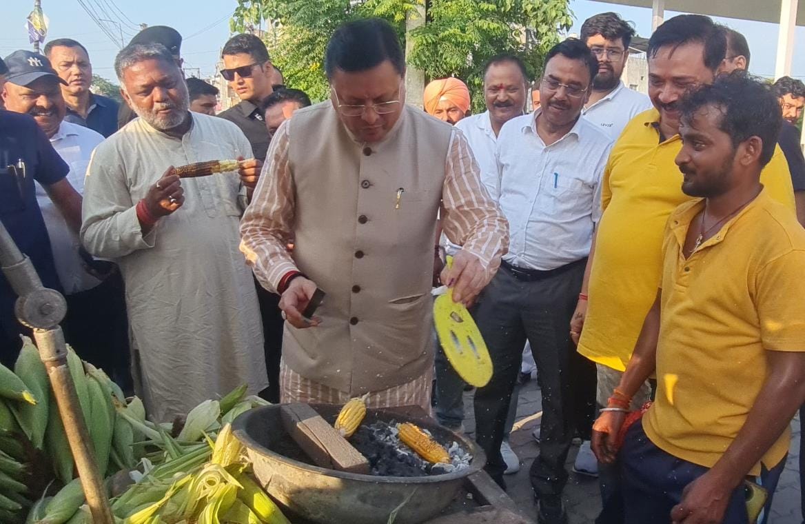CM stopped the convoy in Khatima and roasted corn