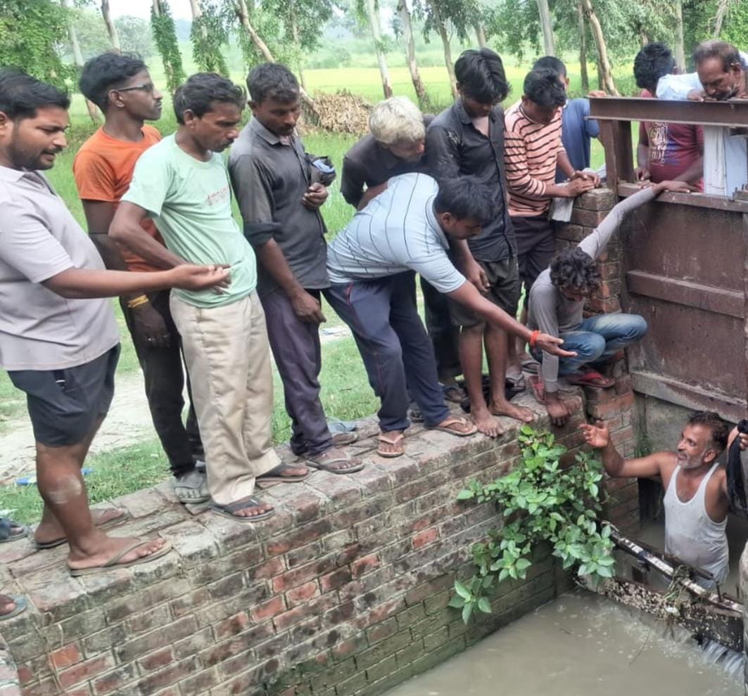 An old man fell into a canal, his body was found after 12 hours