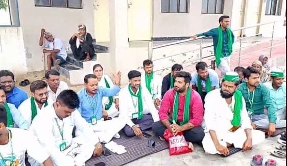 Bhakiyu staged a sit-in protest at Muzaria police station, police chased them away with lathi charge