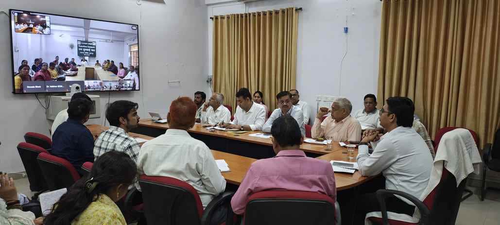 मुख्यमंत्री की वीसी में मौजूद जिला कलेक्टर और स्तरीय अधिकारी ।