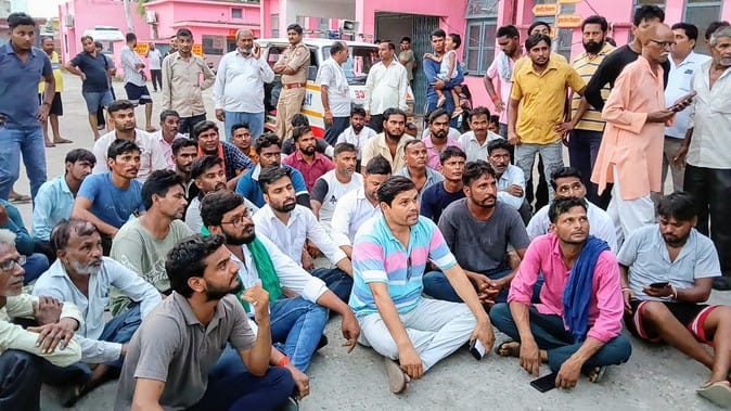 A labourer who was tying sugarcane died due to electric shock, his family members sat on a dharna