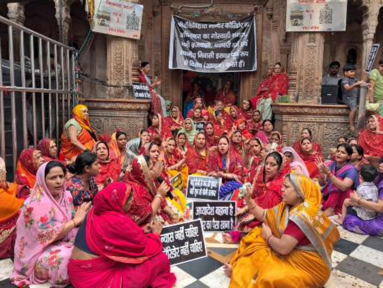 On the 57th day of the protest, a couple performed Naam Sankirtan and appealed to the government to withdraw the decision