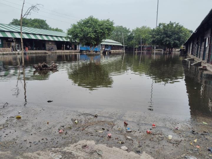 Drain overflowed, water entered the market premises