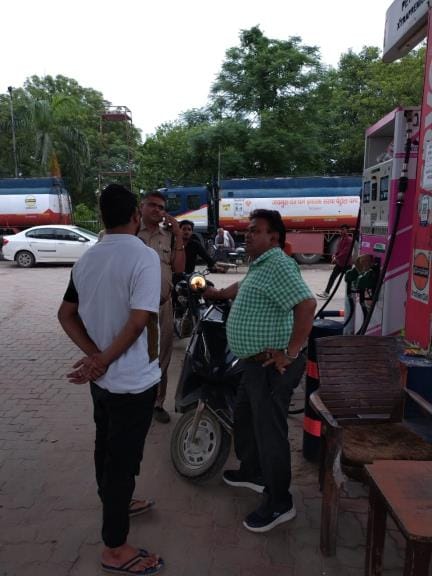 88 bikers who came to get petrol without helmet were fined