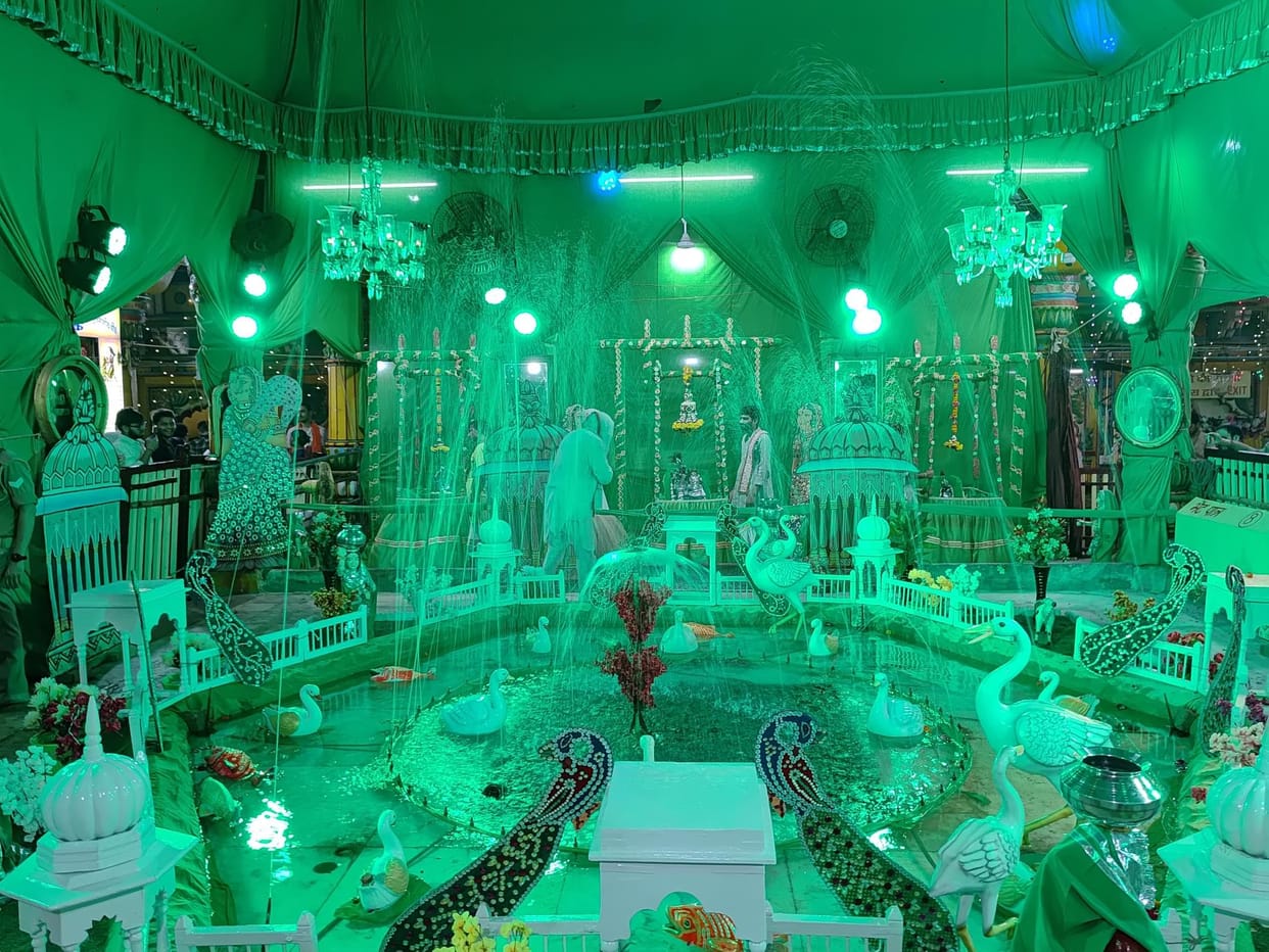 Sitting in the green clouds, Rajadhiraj gave darshan to the devotees