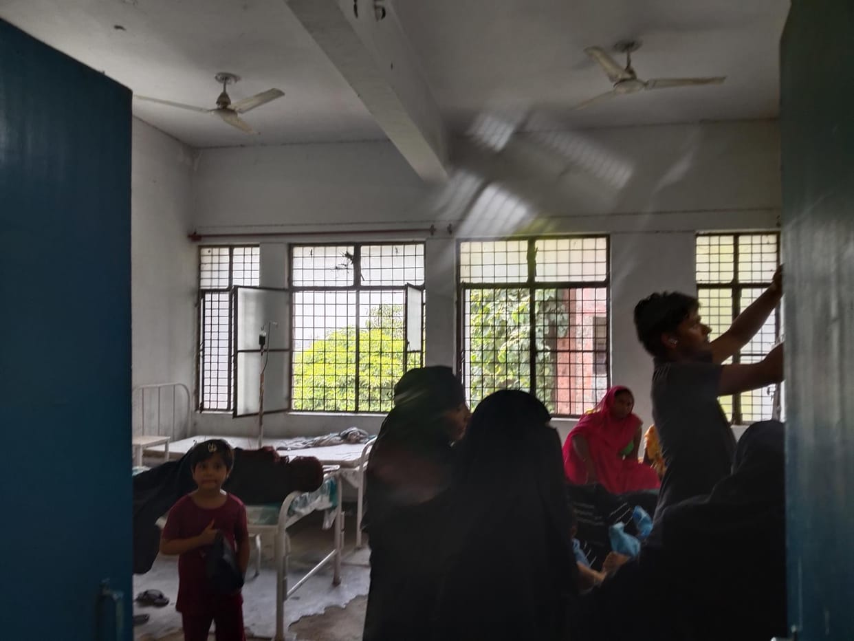The fan in the ward is off, patients are suffering from heat