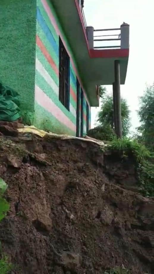 राजोरी के कंगोटा मे मकान ढेहने की कगार पर