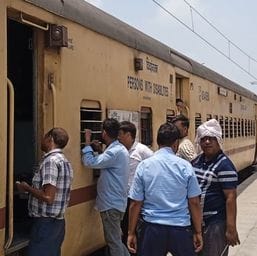 Fans did not work in the general coach of Rajyarani Express, passengers created ruckus