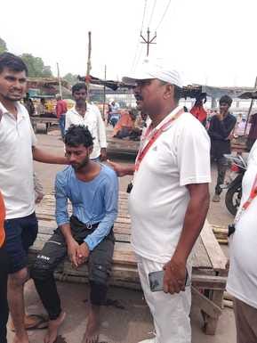 A young man who was making a reel by climbing the railing of Shastri Bridge fell into the Ganga, water police saved his life