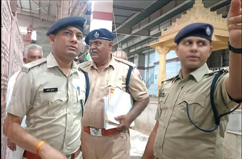 रामदेवरा मेले की तैयारियों का जायजा लेते कलेक्टर और एसपी।