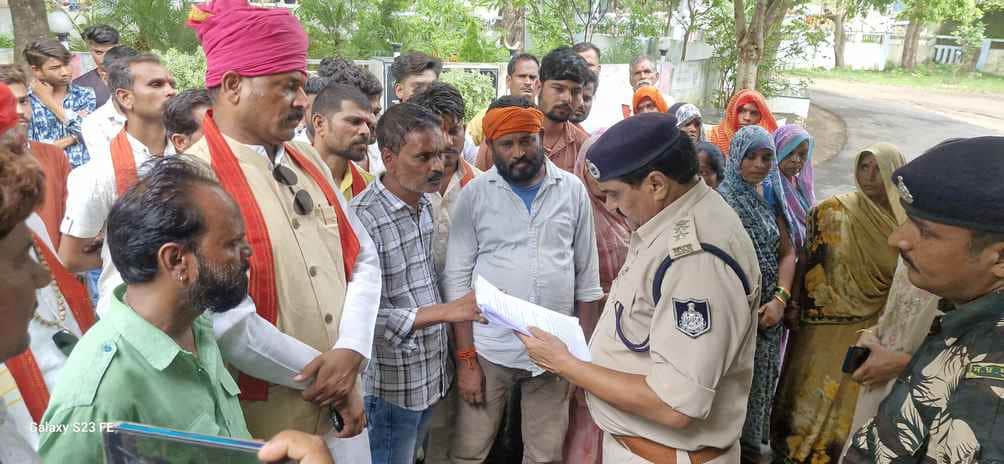 सीएसपी को ज्ञापन देते परिजन