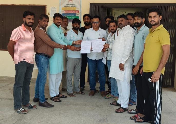 Youths got angry over irregularities in the boundary wall of Shaheed Smarak and stopped the construction work