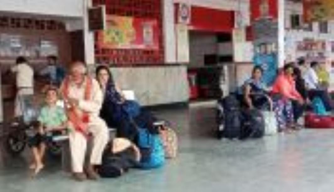 Bareilly-Prayagraj Express four hours late