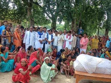 Last rites of sanitation workers were performed in a sad atmosphere, relatives lodged a complaint