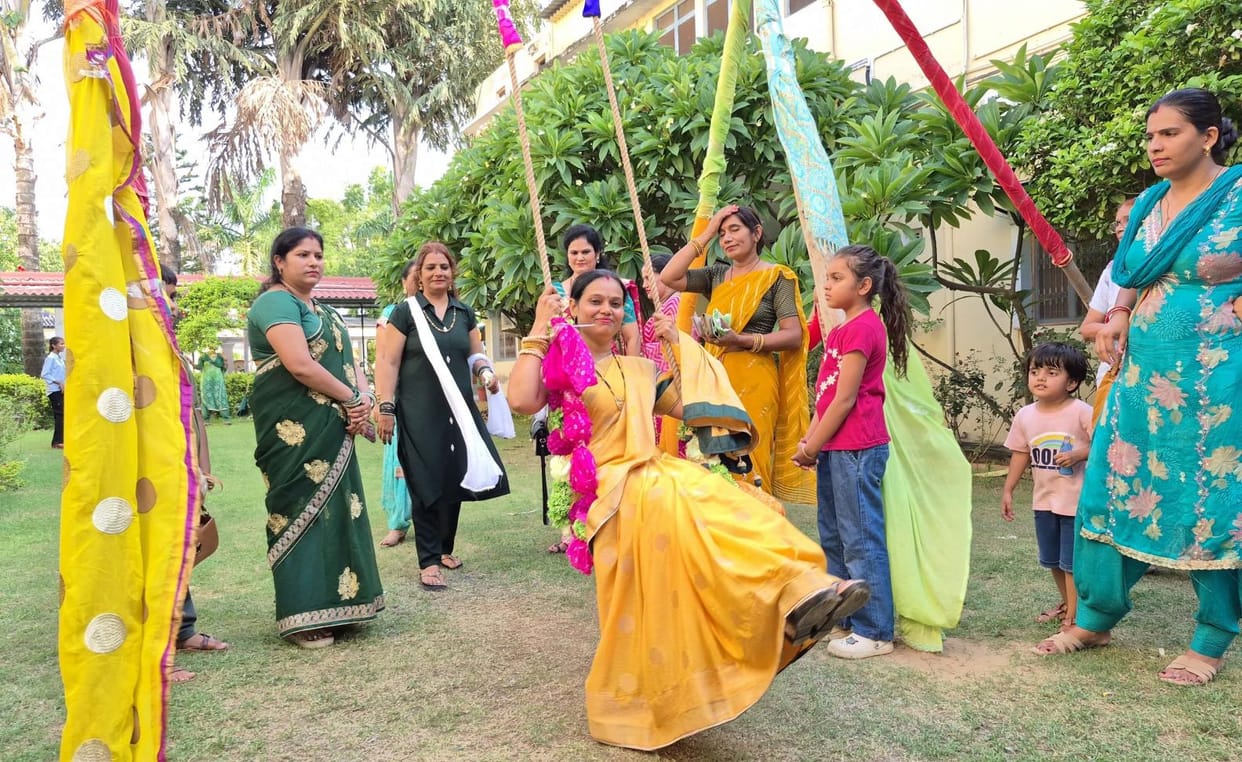 Sakhi ri saman aaya... women danced and songs echoed
