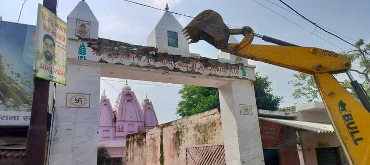 When Kanwadia was stopped from entering the temple, traders got angry and closed the market in protest