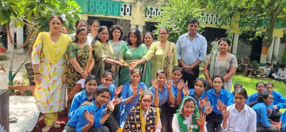Girls applied mehndi on Hariyali Teej