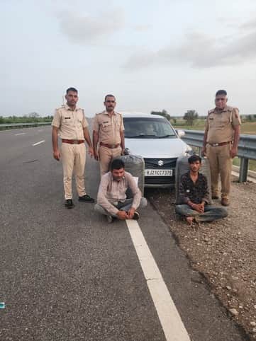 अवैध मादक पदार्थ के साथ पकड़े गए आरोपी।