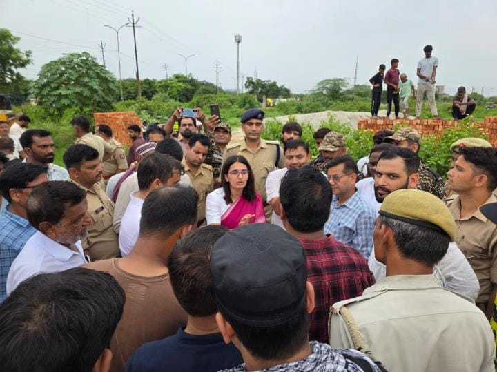 LDA team which reached to remove illegal encroachment in Basant Kunj scheme was opposed