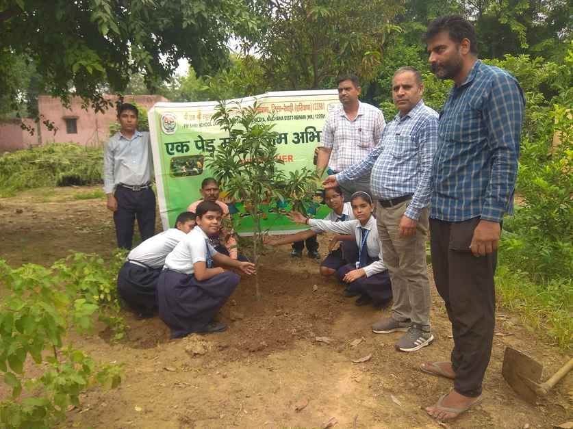 Children planted a tree in the program 'One Tree in the Name of Mother' and took a pledge to protect it