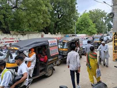 There was a traffic jam in the city throughout the day, the police had to struggle