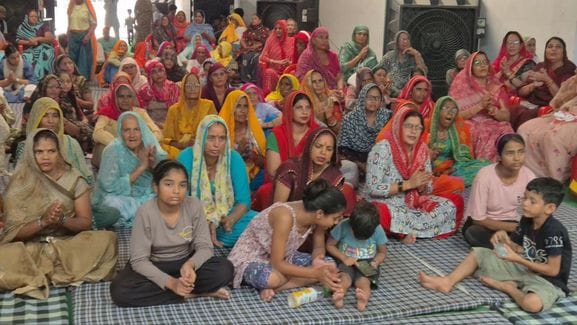 The devotees danced with great enthusiasm after listening to the Shiv Puran Katha