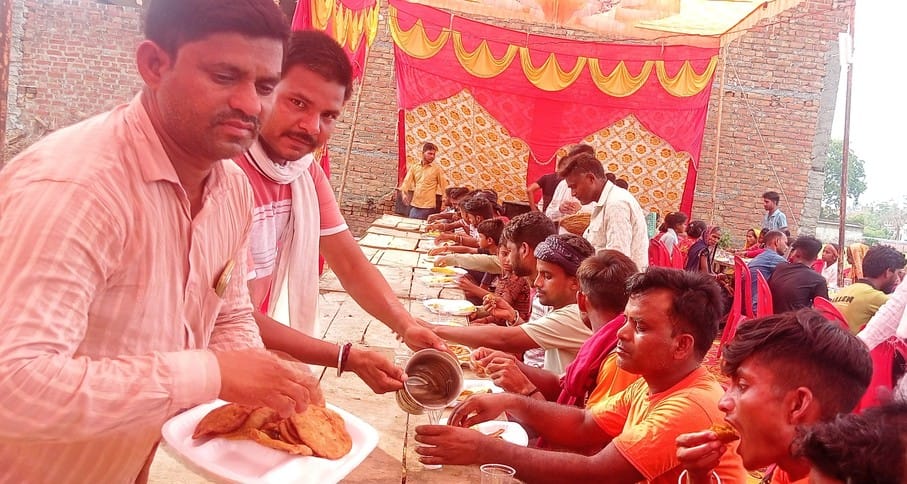 Kanwariyas passing by chanting Bam-Bam Bhole