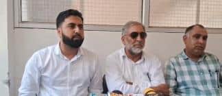 जम्मू मे मारे गए युवक को लेकर न्याय की मांग करते बार एसोसिएशन के पूर्व अध्यक्ष कमर हुसैन चौधरी 