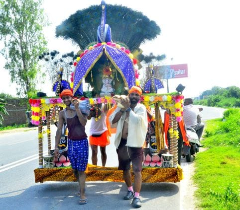 Bareilly Mathura highway echoed with the chants of Har Har Mahadev