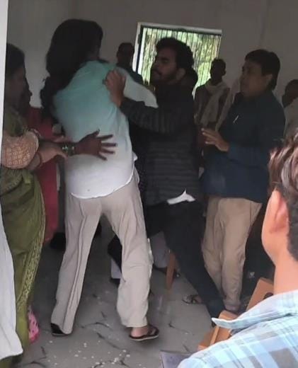 There was a scuffle in the village Chaupal, the matter reached the police