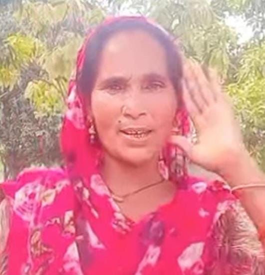 A woman who had gone out to make a reel fell from a moped in suspicious condition and died