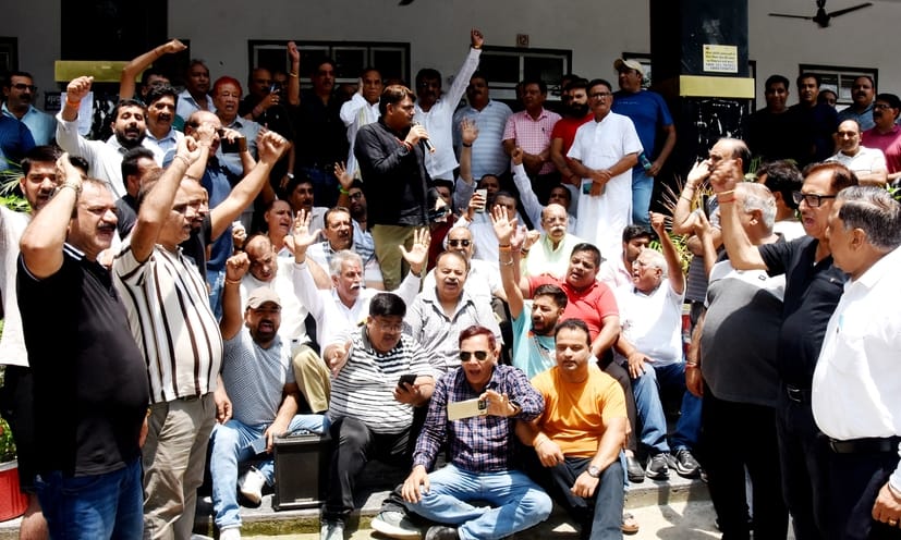 Official accused of misbehaving, traders got angry, closed the market