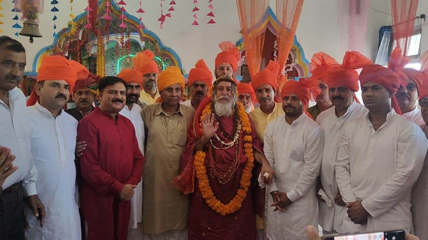 पुंछ में जिला सनातन धर्मसभा के नए पदाधिकारी स्वामी विश्वात्मांनंद सरसवती जी के साथ।