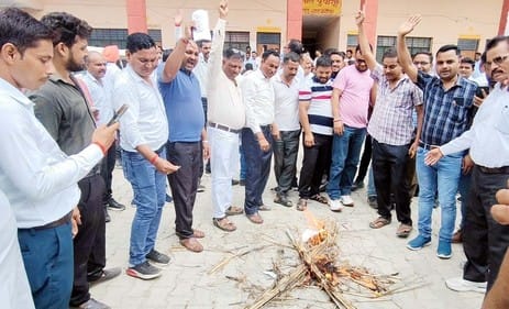 Sloganeering against SDM-Tehsildar in Puwaiyan, lawyers sit on strike