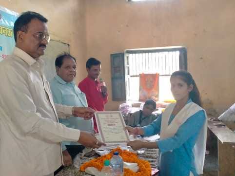 Anamika tops in general knowledge and Pinak tops in singing