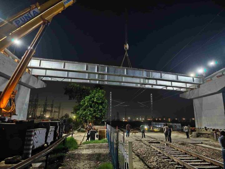 Due to the delay of the Kisan Express, only a one-hour block was available, and two more girders were placed.