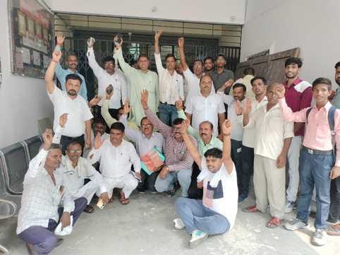 Dharna at BSA office against lockout in schools