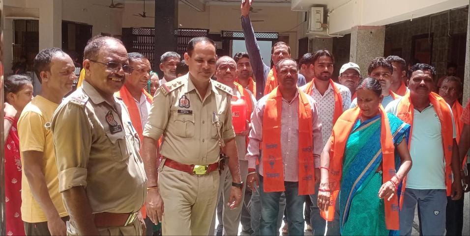 The police detained the Shiv Sainiks who were trying to regain composure but later released them