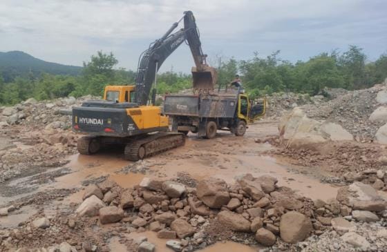 Purnagiri road remained closed for two hours due to debris in Batnagar