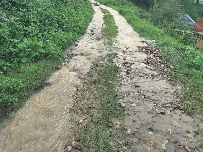 Patdighat-Hadsar-Gulela road becomes a drain, risk of accidents